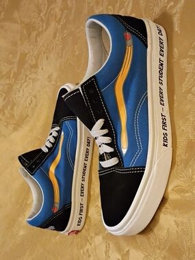 VANS Blue and Black Sneakers Low-Top  with Pencil Accent Women's 8.0 Men's 6.5